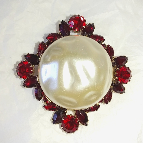 BAROQUE FAUX PEARL & RED RHINESTONE BROOCH - Picture 1 of 6